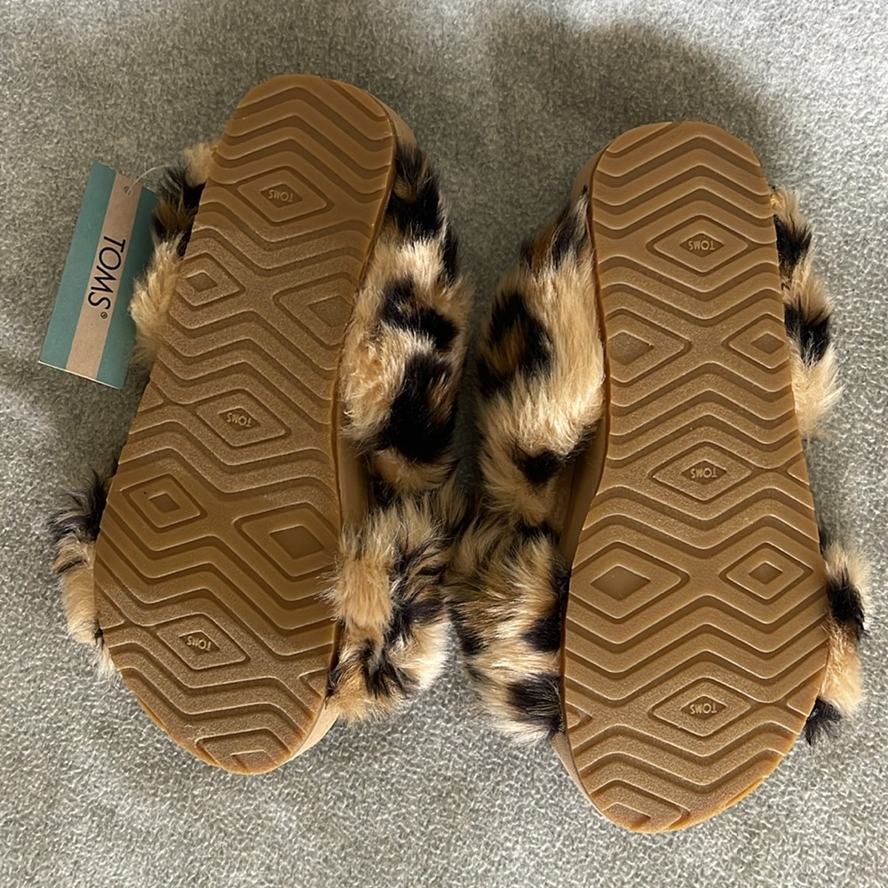 TOMS Slippers - Picture 2 of 4